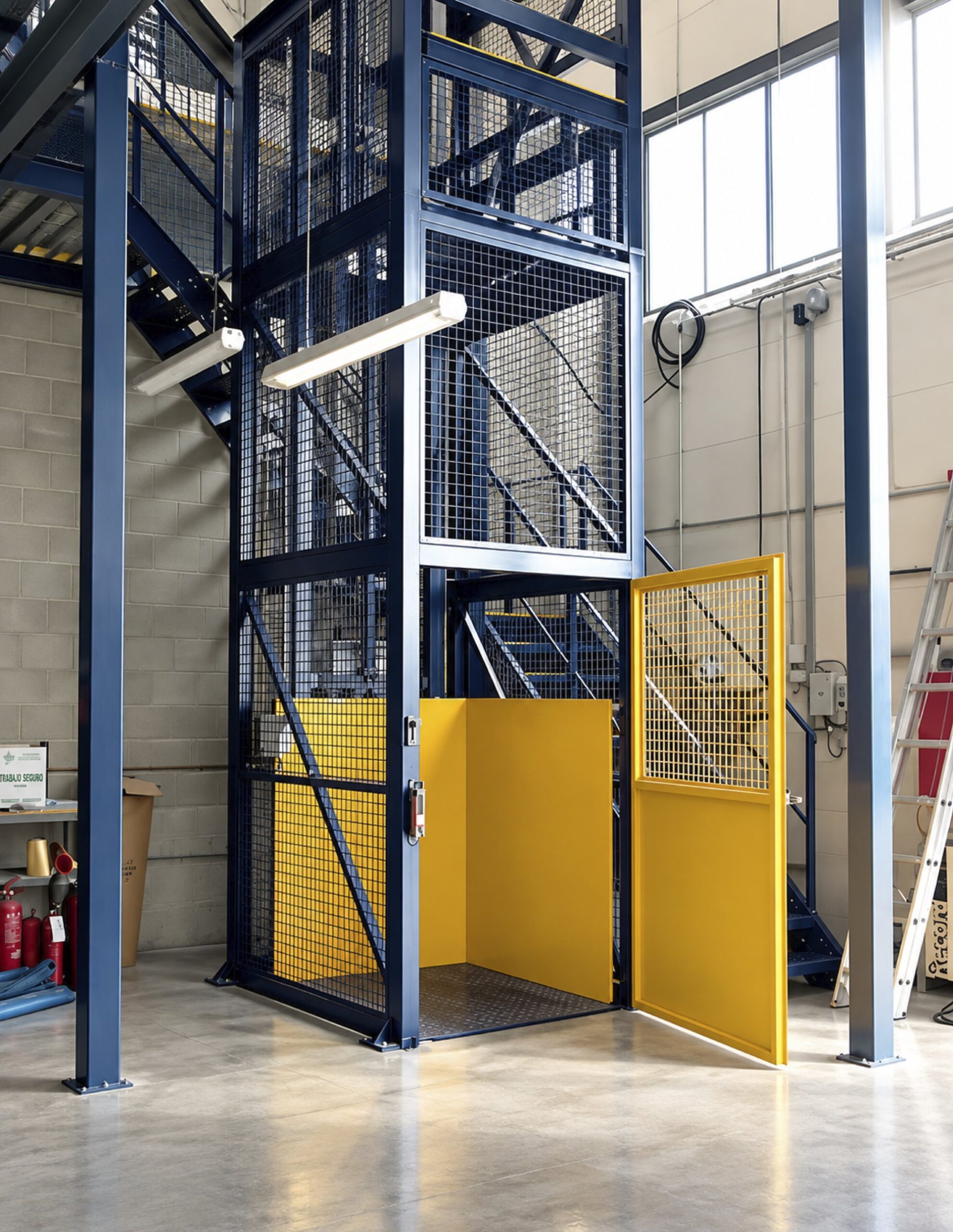 ELEVADOR DE CARGA PARA EL SECTOR INDUSTRIAL — instalación Surapid